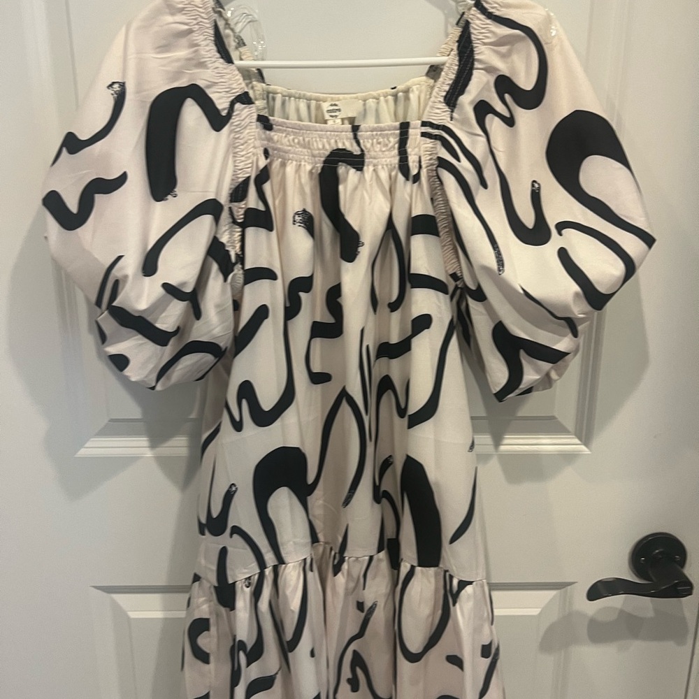 Entro Black and White Puff Sleeve Sundress